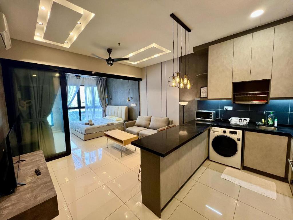 Highpark Suites In Petaling Jaya, Kelana Jaya By Plush Kampong Baharu Sungai Way Exteriör bild